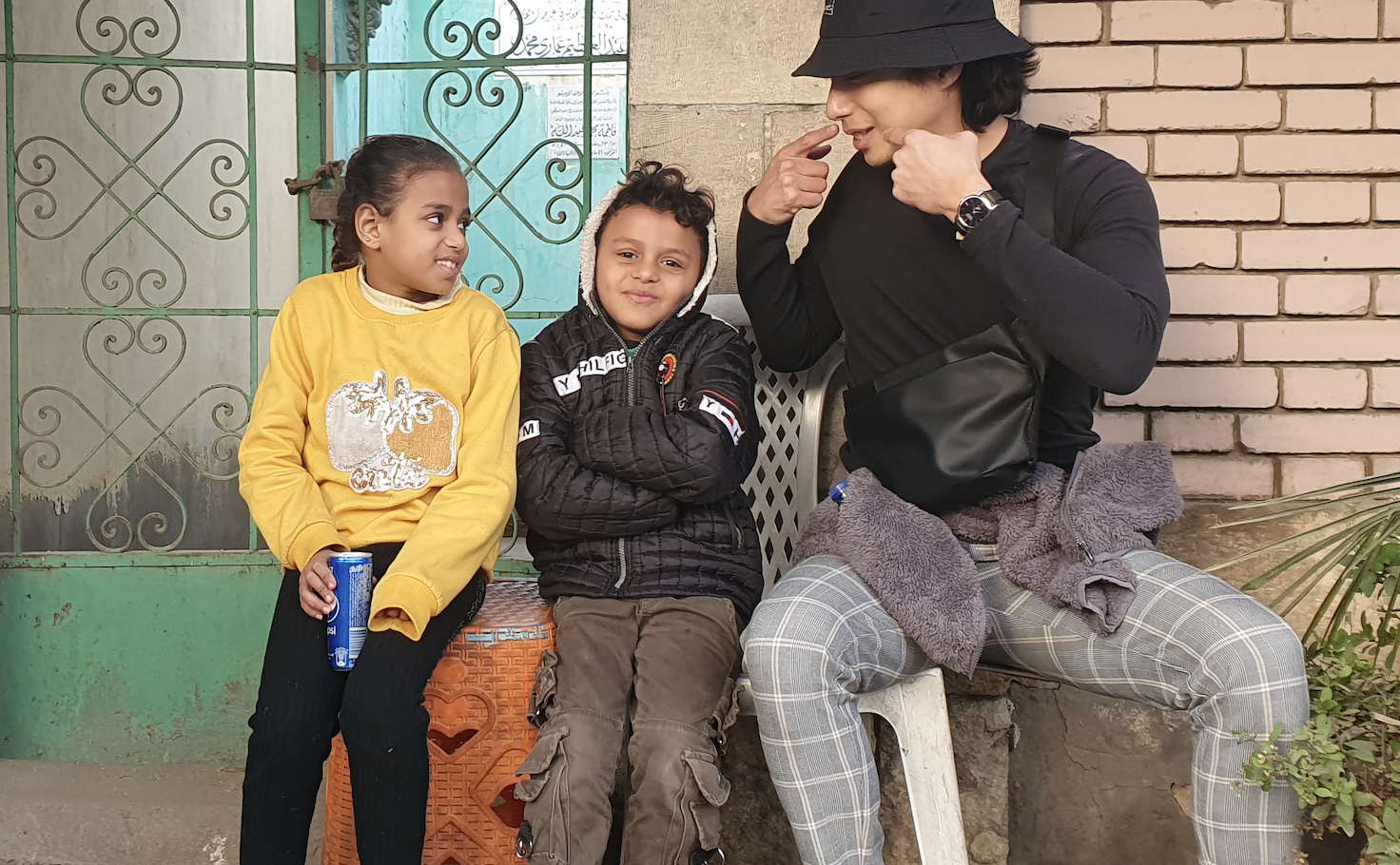 무덤 옆에 살고있는 이집트 아이들 [패션 후디 프로젝트]