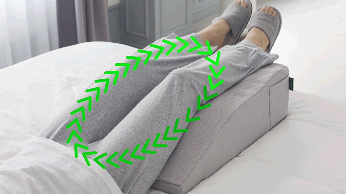 むくんだ疲れ脚を心臓より高く上げて温冷ケア、脚アップクッション