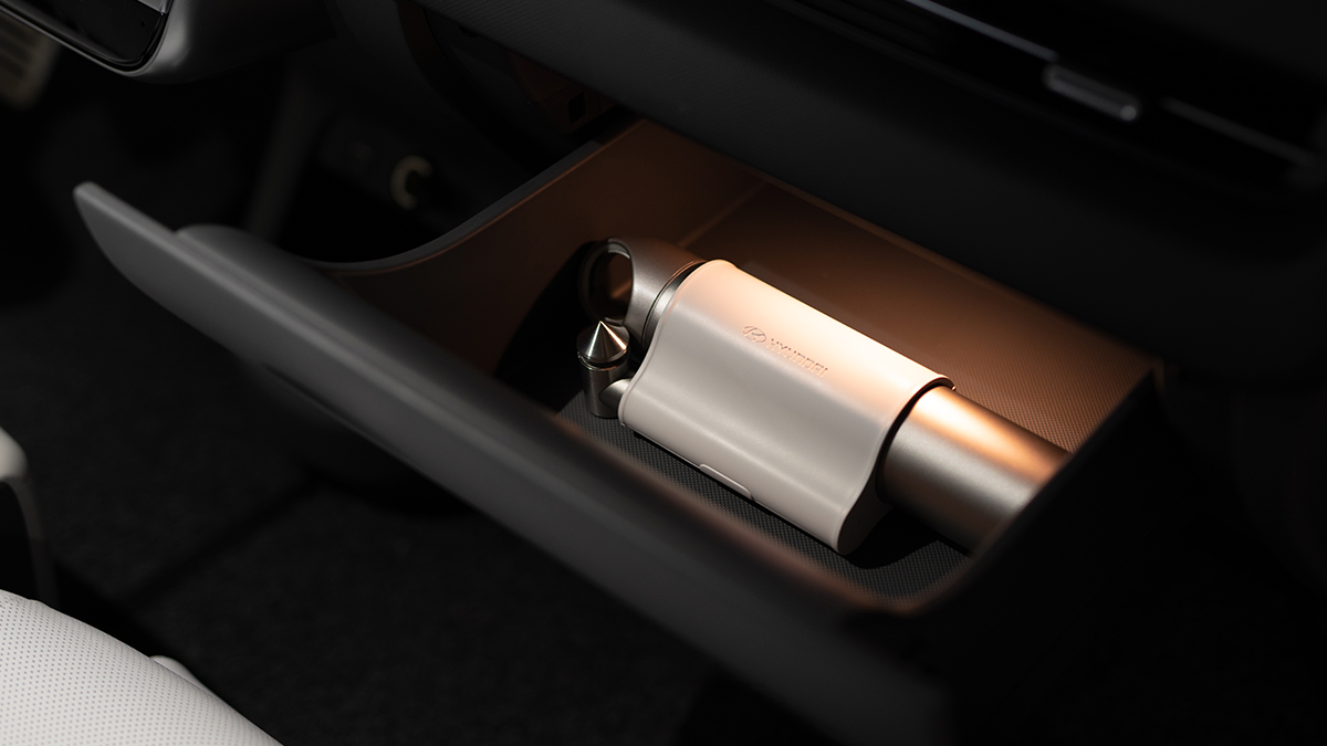 これが車用消火器と非常ハンマー？デザインも機能も完璧！