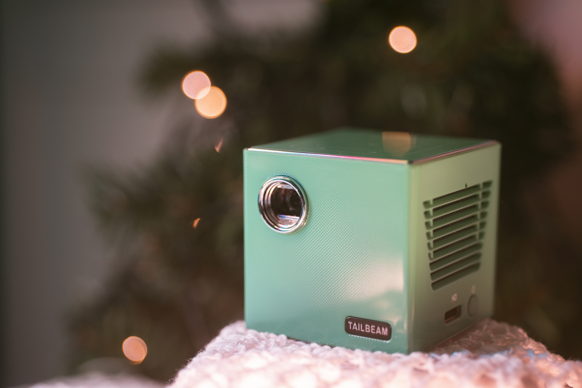 为车宿露营打造的超迷你便携投影仪 'TailBeam'