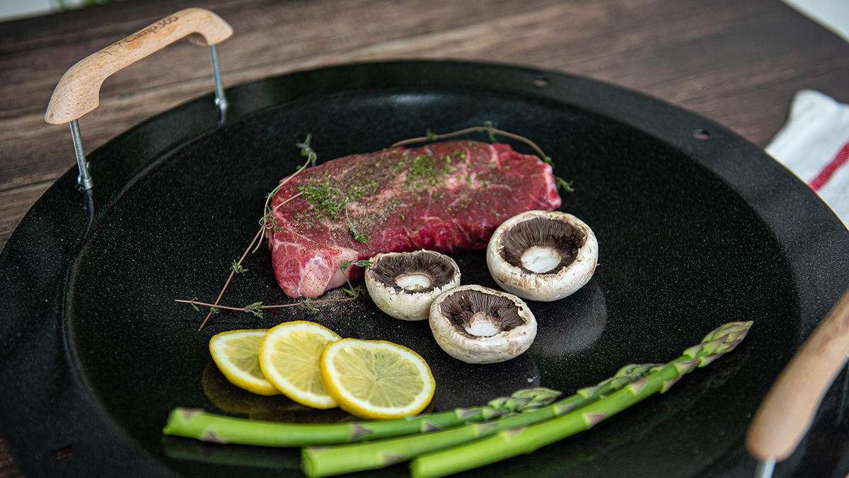 陶器の釉薬をかけて2時間以上焼き上げ、シーズニング不要の鋳鉄グリドル