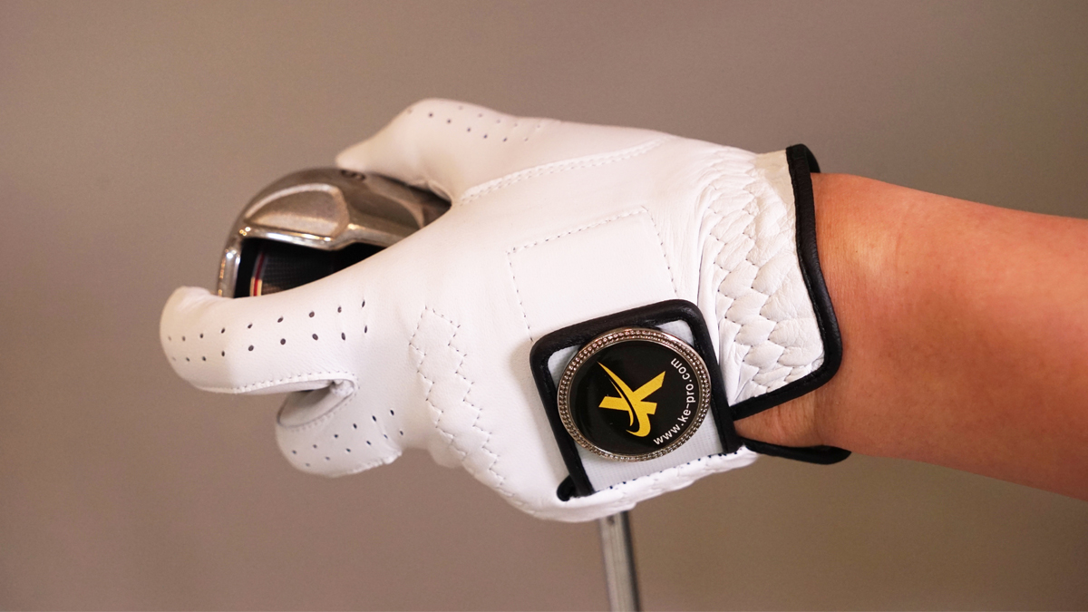 高尔夫手套竟带磁铁？再也不用担心起球。