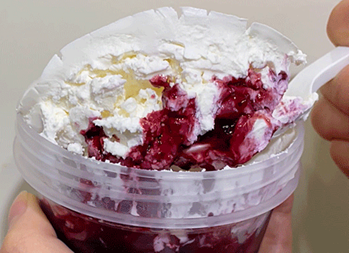 满满果肉的果酱，搭配低酸浓稠的希腊酸奶！