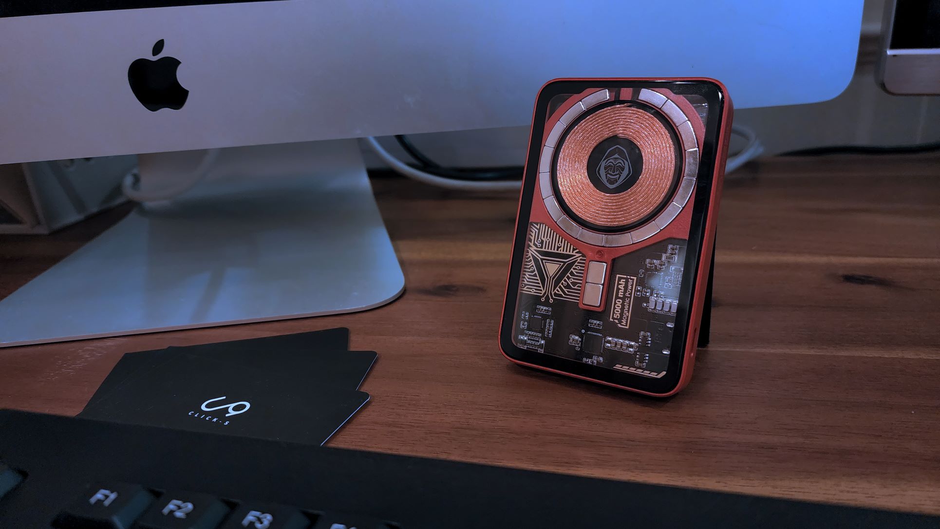 [纸牌屋] 限量2合1高速无线充电宝，边充边支撑