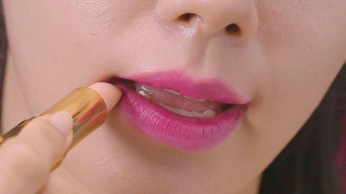 Attention clumsy lip appliers! The secret to an easy celebrity two-tone lip gradient?