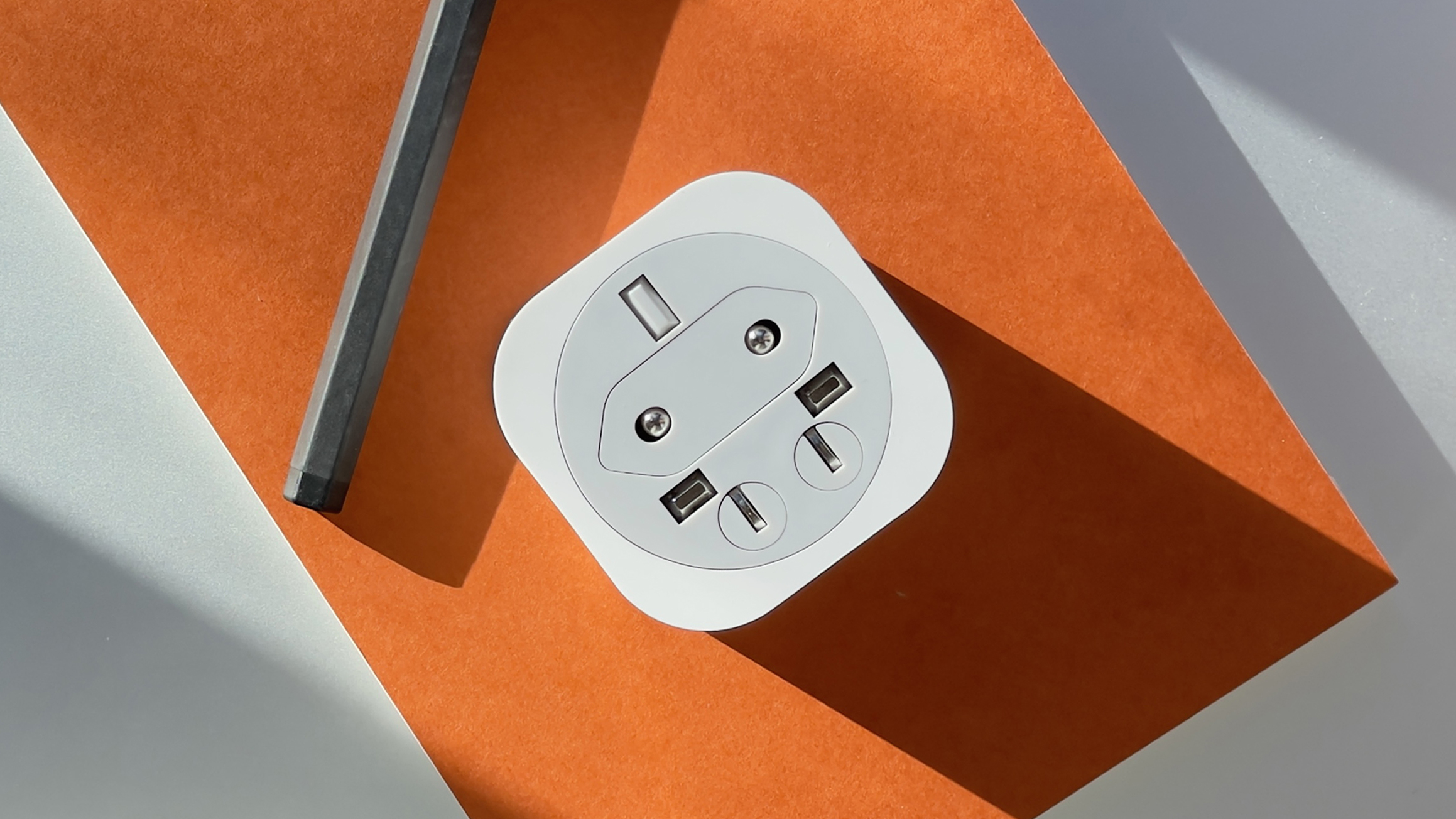 [앵콜펀딩] 누적 펀딩 1억원 달성! 미니멀 여행용 충전기 UC01