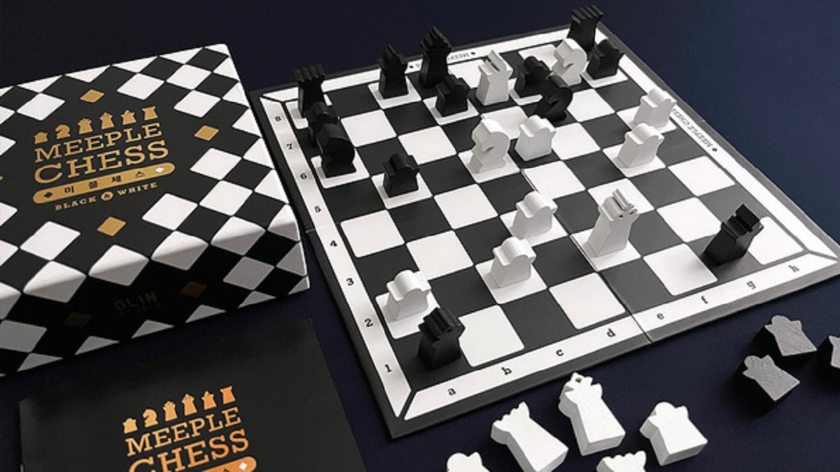 Have you ever seen such a cute chess set? Easy lightweight minimalist chess [Meeple Chess]