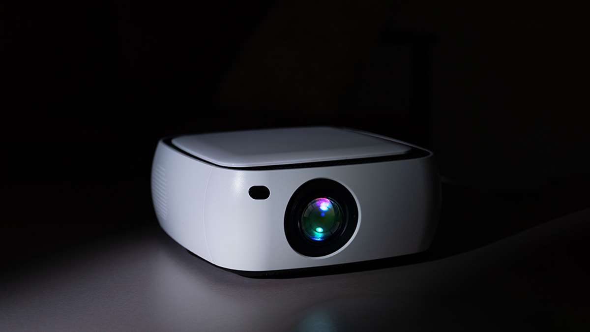 1000ルーメンでフルHD、20万円台のプロジェクター｜ゼウスだから実現