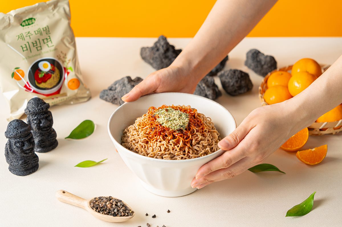 [23년여름한정판] 라면의명가 오뚜기가 만든 매콤상-큼한 제주메밀비빔면 