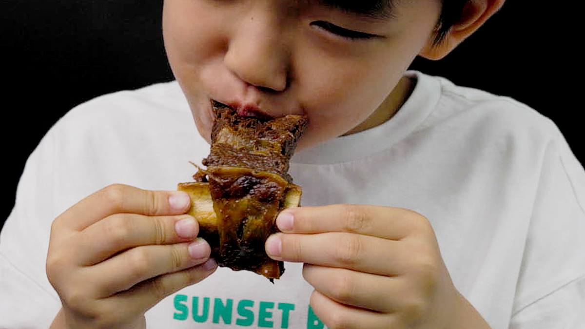 抢购热潮中的排骨炖品？！挑剔妈妈们的首选，顶级即食牛小排炖品