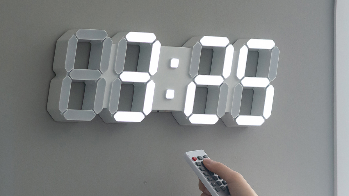 No Concealment No Holes! Battery-Powered Wireless LED Wall Clock