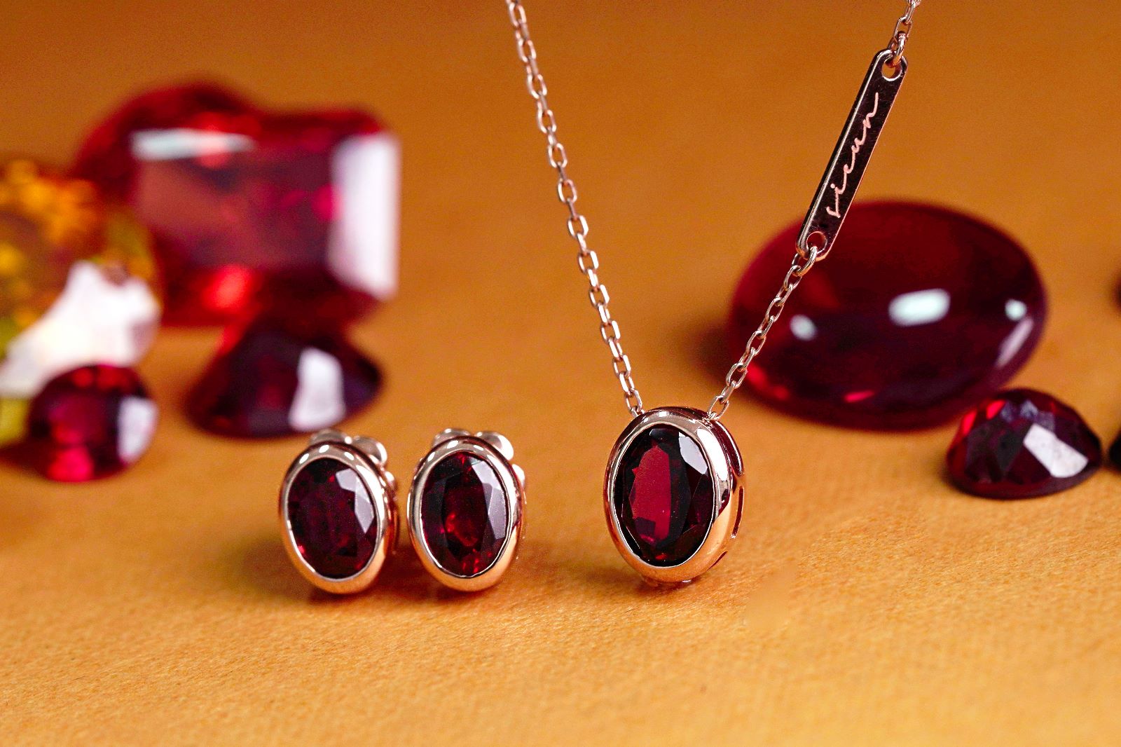 令英国皇室倾心的石榴石珠宝，专属14K刻字奢华项链焕新登场