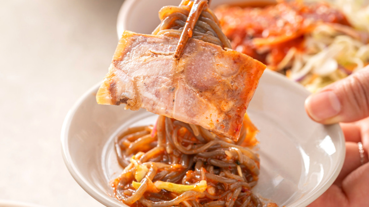 [Buckwheat Noodles + Boiled Pork Set] Spicy & Tangy Buckwheat Noodles to Refresh Your Summer Appetite!