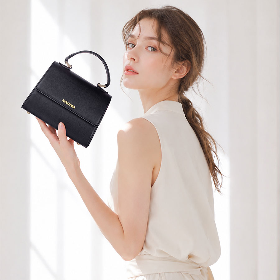 This is the designer brand BYEKiss. BYEKiss is a bag manufacturer that produces its products exclusively in Korea using domestic materials.